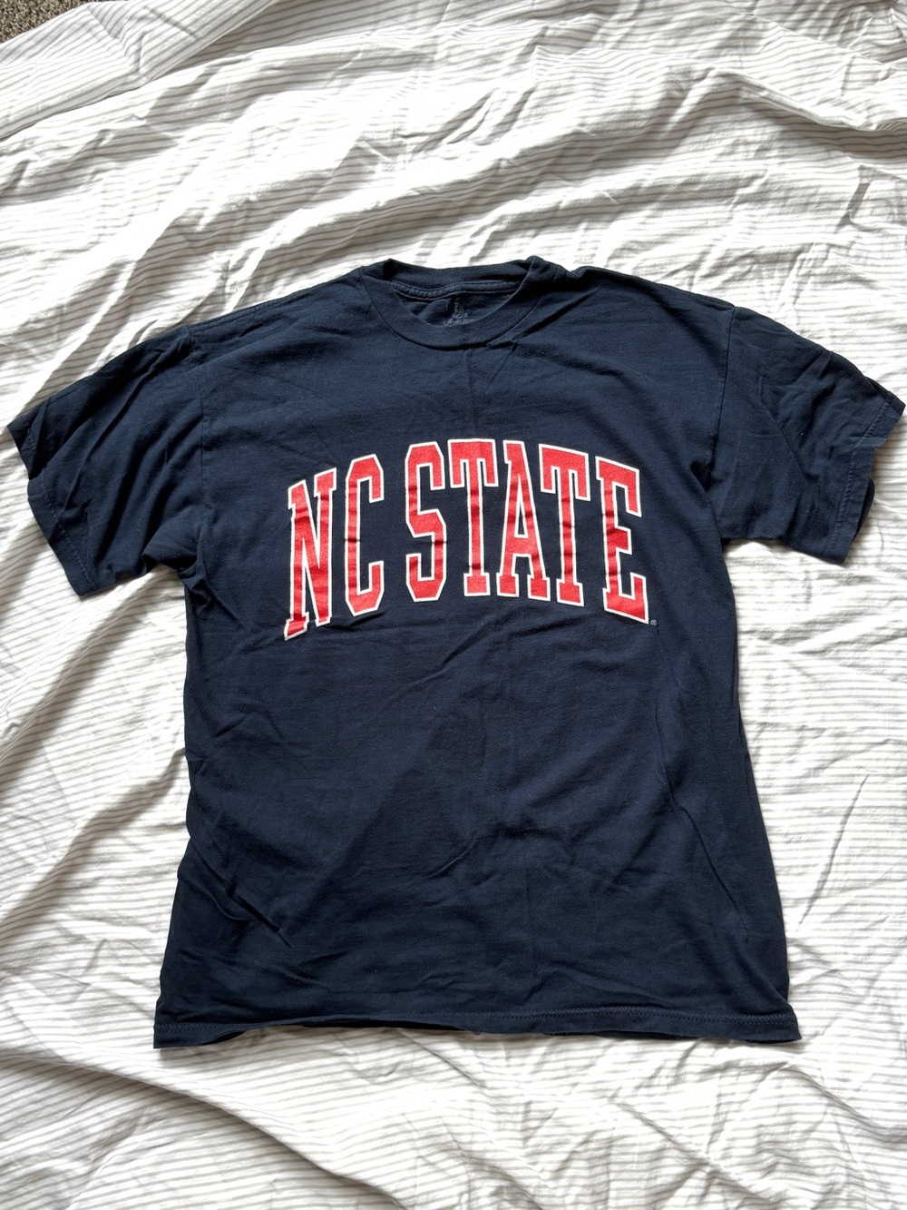 NC State Collegiate Crewneck Tee, size medium in navy blue/wolfpack red